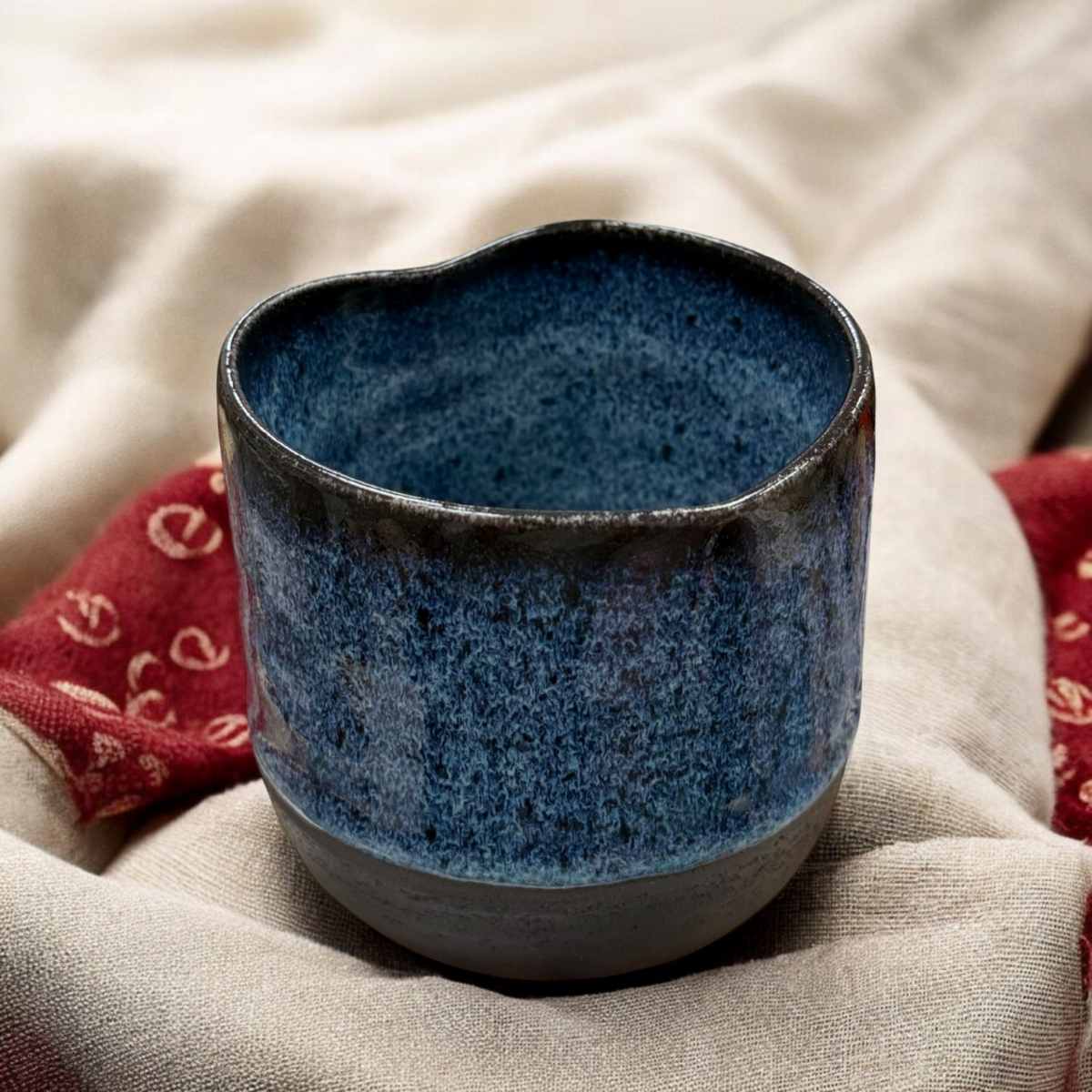 Herztasse Steinzeug – handgefertigte Tasse in Herzform aus Wien