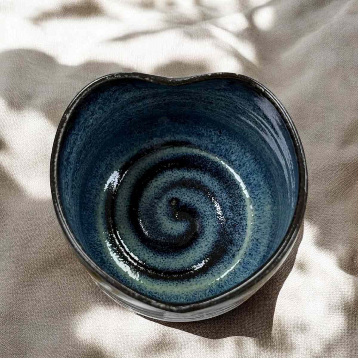 Herztasse Steinzeug oben – handgefertigte Tasse in Herzform aus Wien