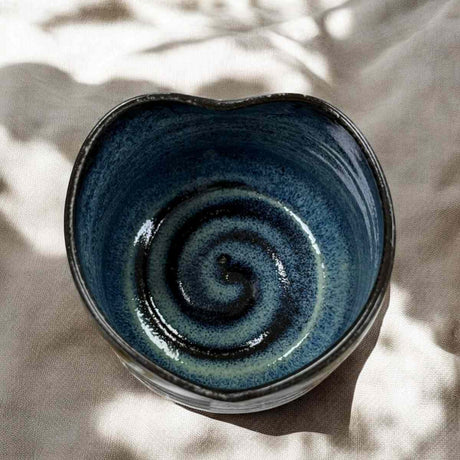 Herztasse Steinzeug oben – handgefertigte Tasse in Herzform aus Wien