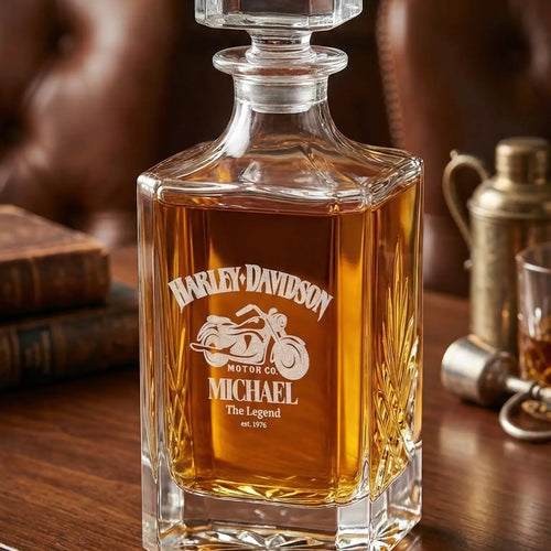 Personalisiertes Whiskey-Set von Whisiskey mit Gravur, inkl. Glaskaraffe (700ml), 2 Whiskey-Gläsern, Kühlsteinen & Luxus-Geschenkbox, elegantes Geschenk für Whiskey-Liebhaber, graviert in Wien.