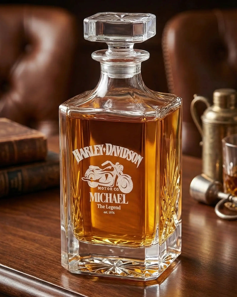 Personalisiertes Whiskey-Set von Whisiskey mit Gravur, inkl. Glaskaraffe (700ml), 2 Whiskey-Gläsern, Kühlsteinen & Luxus-Geschenkbox, elegantes Geschenk für Whiskey-Liebhaber, graviert in Wien.