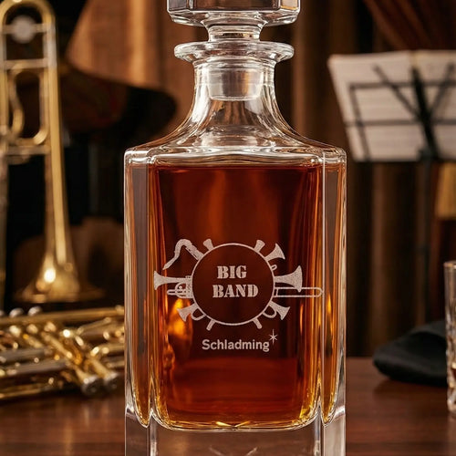 Personalisiertes Whiskey-Set von Whisiskey mit Trompeten Gravur, inkl. Glaskaraffe (700ml), 2 Whiskey-Gläsern, Kühlsteinen & Luxus-Geschenkbox, elegantes Geschenk für Whiskey-Liebhaber, graviert in Wien.