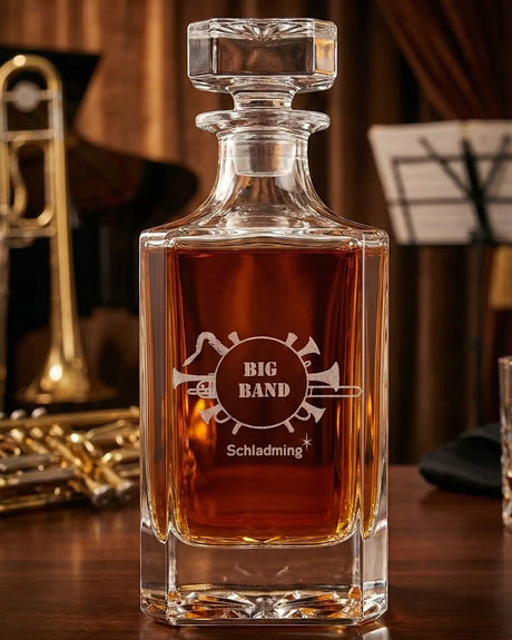 Personalisiertes Whiskey-Set von Whisiskey mit Trompeten Gravur, inkl. Glaskaraffe (700ml), 2 Whiskey-Gläsern, Kühlsteinen & Luxus-Geschenkbox, elegantes Geschenk für Whiskey-Liebhaber, graviert in Wien.