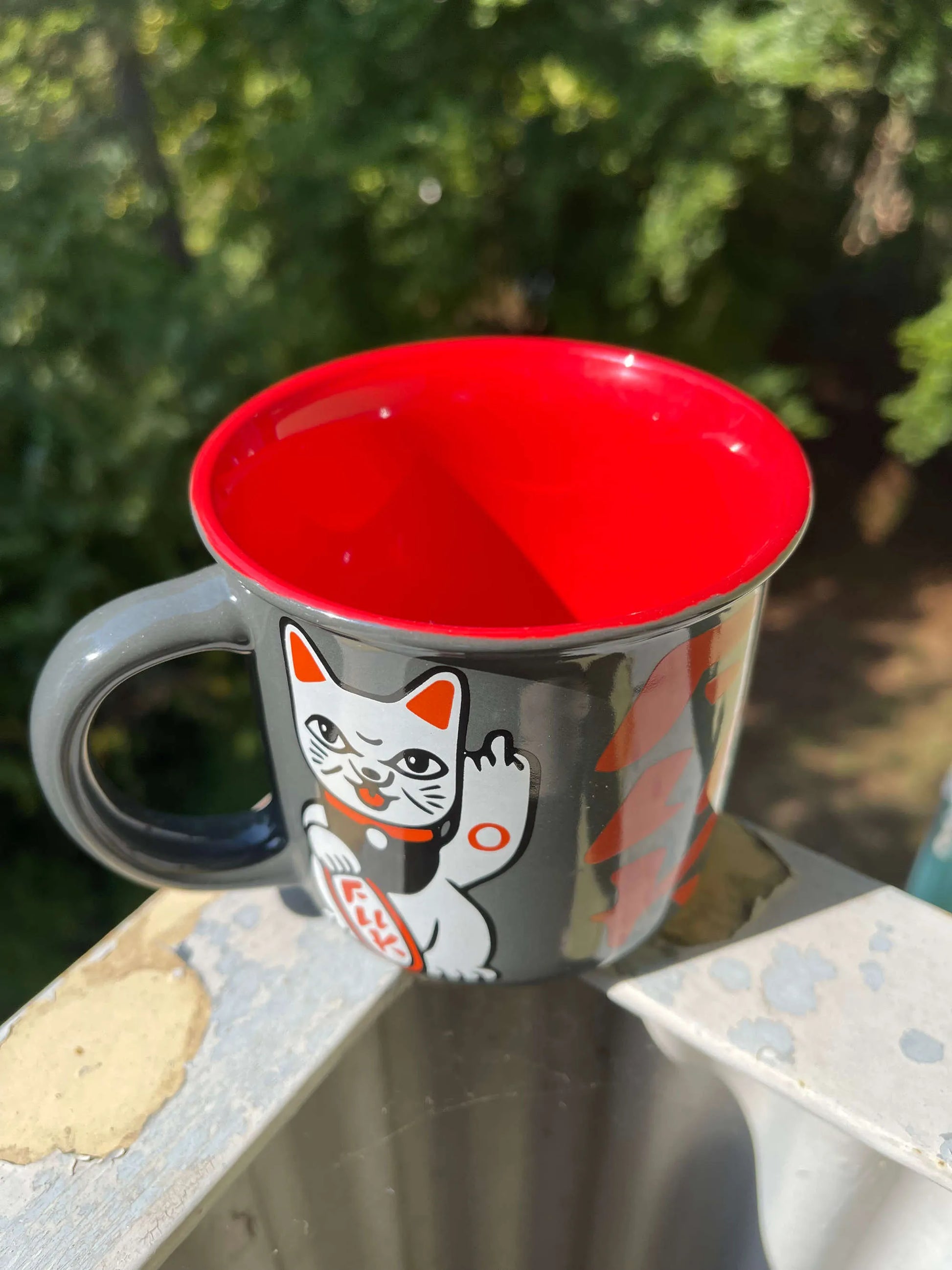 Freche Keramiktasse „F You Neko“ von Heldbergs Games mit Lucky Cat Mittelfinger-Motiv