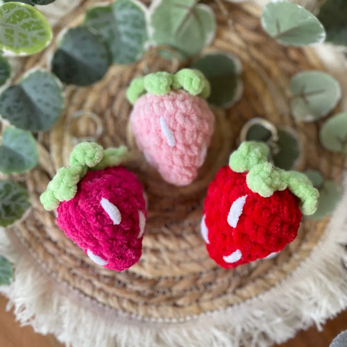 Handgemachter gehäkelter Erdbeer Schlüsselanhänger, Amigurumi Frucht, ca. 8 × 5 cm, handmade Accessoire in Rot & Pink, von Loras Handicrafts Wien