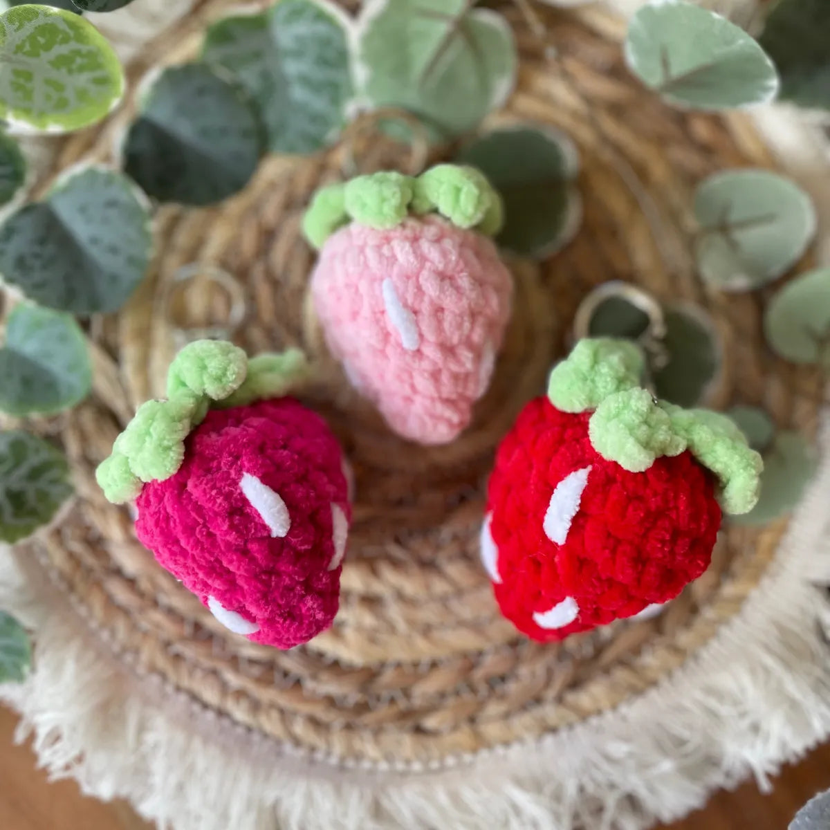 Handgemachter gehäkelter Erdbeer Schlüsselanhänger, Amigurumi Frucht, ca. 8 × 5 cm, handmade Accessoire in Rot & Pink, von Loras Handicrafts Wien