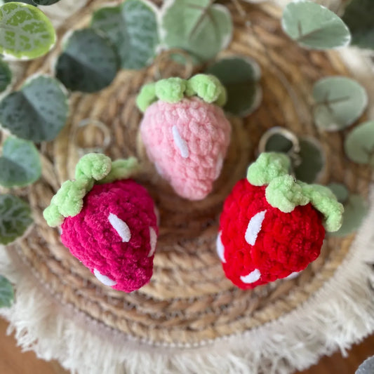 Handgemachter gehäkelter Erdbeer Schlüsselanhänger, Amigurumi Frucht, ca. 8 × 5 cm, handmade Accessoire in Rot & Pink, von Loras Handicrafts Wien