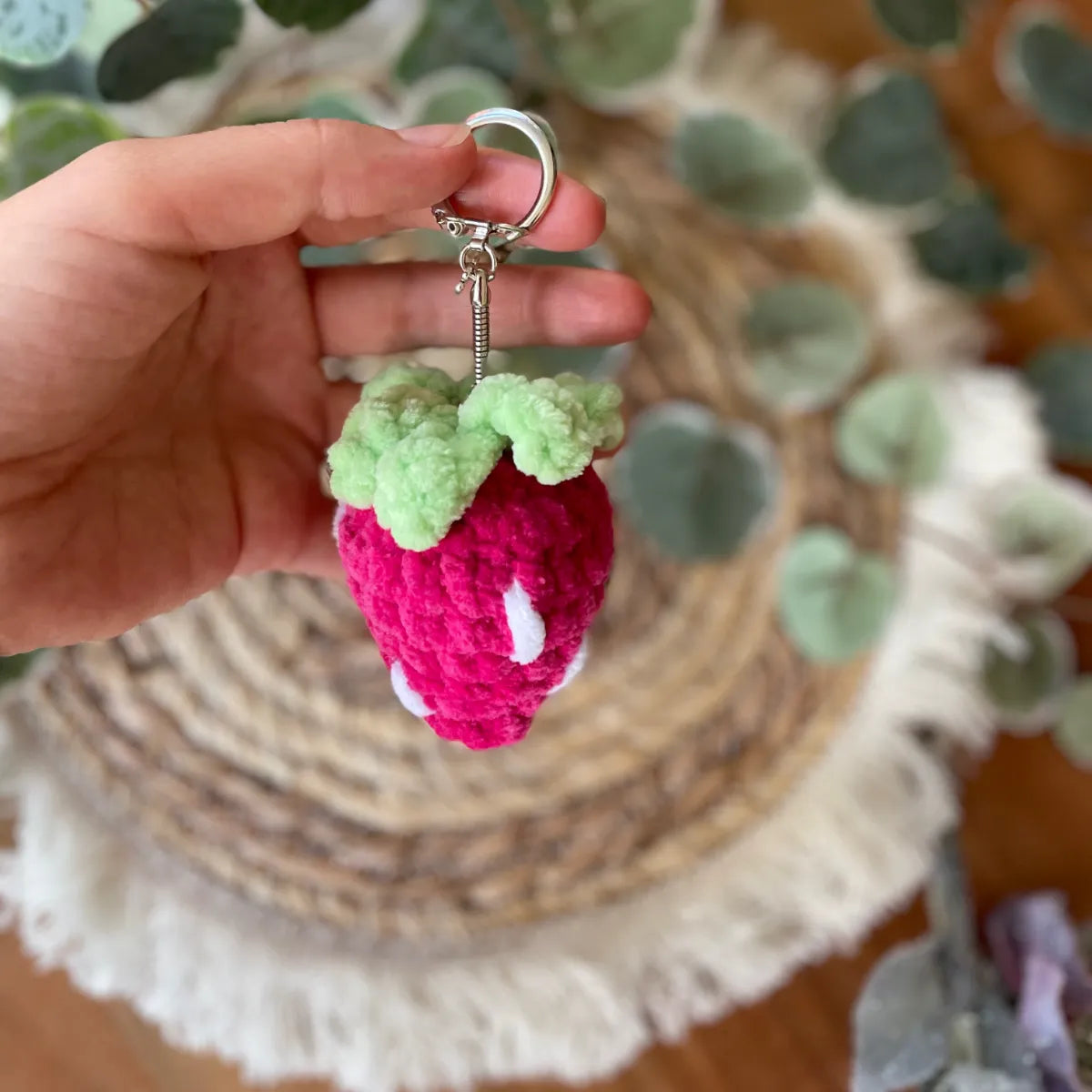 Handgemachter gehäkelter Erdbeer Schlüsselanhänger, Amigurumi Frucht, ca. 8 × 5 cm, handmade Accessoire in Rot & Pink, von Loras Handicrafts Wien