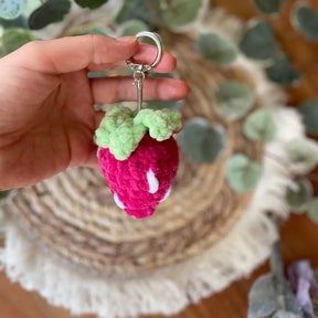 Handgemachter gehäkelter Erdbeer Schlüsselanhänger, Amigurumi Frucht, ca. 8 × 5 cm, handmade Accessoire in Rot & Pink, von Loras Handicrafts Wien