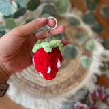 Handgemachter gehäkelter Erdbeer Schlüsselanhänger, Amigurumi Frucht, ca. 8 × 5 cm, handmade Accessoire in Rot & Pink, von Loras Handicrafts Wien