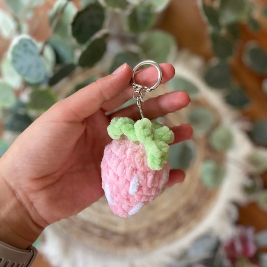 Handgemachter gehäkelter Erdbeer Schlüsselanhänger, Amigurumi Frucht, ca. 8 × 5 cm, handmade Accessoire in Rot & Pink, von Loras Handicrafts Wien