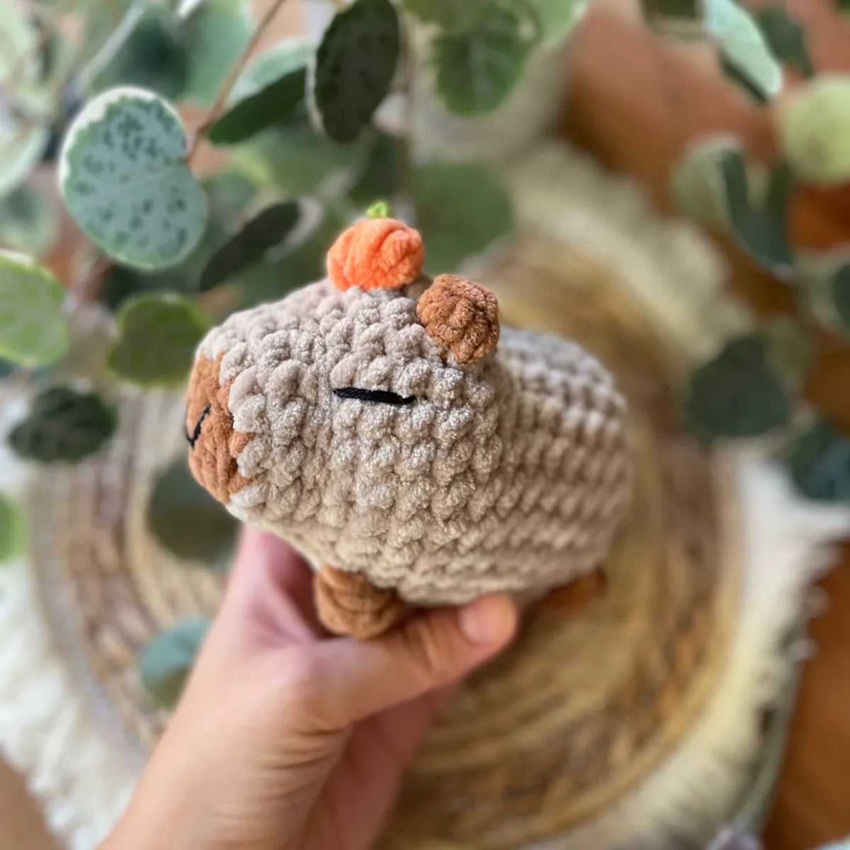 Amigurumi Capybara Kuscheltier handgehäkelt mit Orange am Kopf, ca. 13 × 13 cm, Handmade Geschenk von Loras Handicrafts aus Österreich