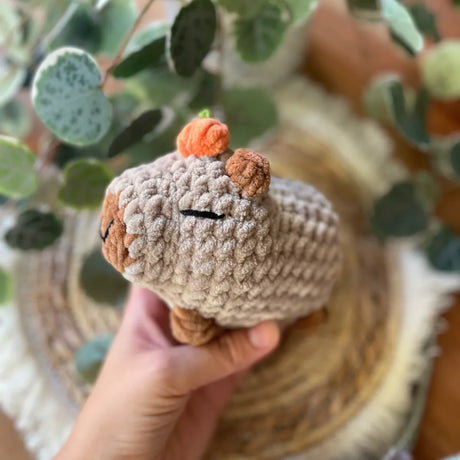 Amigurumi Capybara Kuscheltier handgehäkelt mit Orange am Kopf, ca. 13 × 13 cm, Handmade Geschenk von Loras Handicrafts aus Österreich