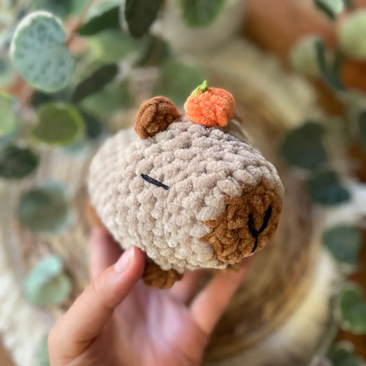 Amigurumi Capybara Kuscheltier handgehäkelt mit Orange am Kopf, ca. 13 × 13 cm, Handmade Geschenk von Loras Handicrafts aus Österreich