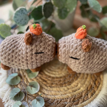 Amigurumi Capybara Kuscheltier handgehäkelt mit Orange am Kopf, ca. 13 × 13 cm, Handmade Geschenk von Loras Handicrafts aus Österreich
