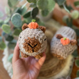 Amigurumi Capybara Kuscheltier handgehäkelt mit Orange am Kopf, ca. 13 × 13 cm, Handmade Geschenk von Loras Handicrafts aus Österreich
