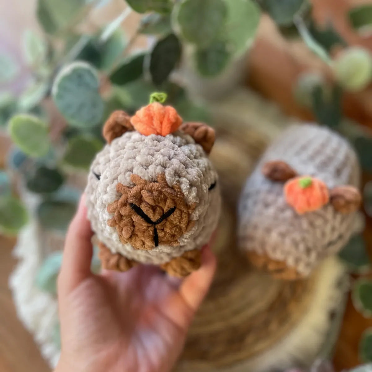 Amigurumi Capybara Kuscheltier handgehäkelt mit Orange am Kopf, ca. 13 × 13 cm, Handmade Geschenk von Loras Handicrafts aus Österreich
