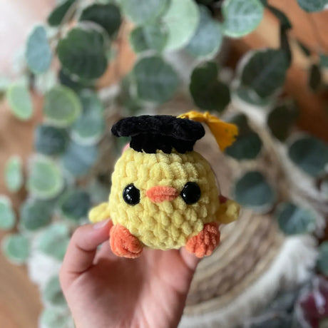 Amigurumi Küken mit Graduation Hut handgehäkelt, ca. 10 × 10 cm, Handmade Kuscheltier in Gelb zur Matura oder Abschlussfeier von Loras Handicrafts
