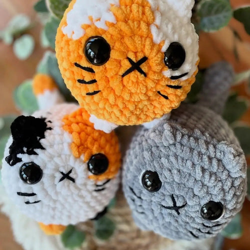 Personalisiertes Amigurumi Katzenplüschi handgefertigt nach Foto, Häkelkatze ca. 13–15 cm, einzigartiges Geschenk & Andenken von Loras Handicrafts Wien
