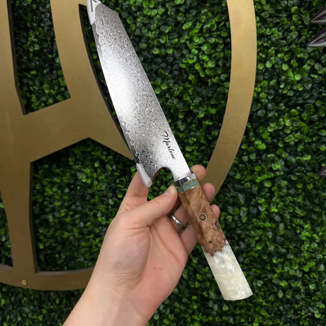 Akuma Damastmesser rot – VG10-Kern, 67 Lagen Damaststahl & persönliche Gravur von Dreizack Wien