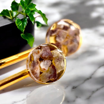 Handgemachtes Spangen-Set mit eingearbeiteten Natursteinen von Steinschmuck Austria, elegantes Design in drei Varianten mit goldenen und silbernen Akzenten, perfekt für einen natürlichen Look. Ideal als einzigartiger Haarschmuck für besondere Anlässe oder den Alltag.