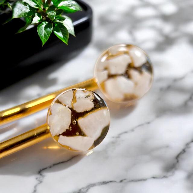 Handgemachtes Spangen-Set mit eingearbeiteten Natursteinen von Steinschmuck Austria, elegantes Design in drei Varianten mit goldenen und silbernen Akzenten, perfekt für einen natürlichen Look. Ideal als einzigartiger Haarschmuck für besondere Anlässe oder den Alltag.