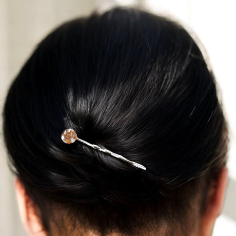 Handgemachtes Spangen-Set mit eingearbeiteten Natursteinen von Steinschmuck Austria, elegantes Design in drei Varianten mit goldenen und silbernen Akzenten, perfekt für einen natürlichen Look. Ideal als einzigartiger Haarschmuck für besondere Anlässe oder den Alltag.