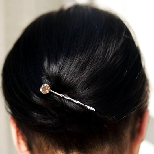 Handgemachtes Spangen-Set mit eingearbeiteten Natursteinen von Steinschmuck Austria, elegantes Design in drei Varianten mit goldenen und silbernen Akzenten, perfekt für einen natürlichen Look. Ideal als einzigartiger Haarschmuck für besondere Anlässe oder den Alltag.