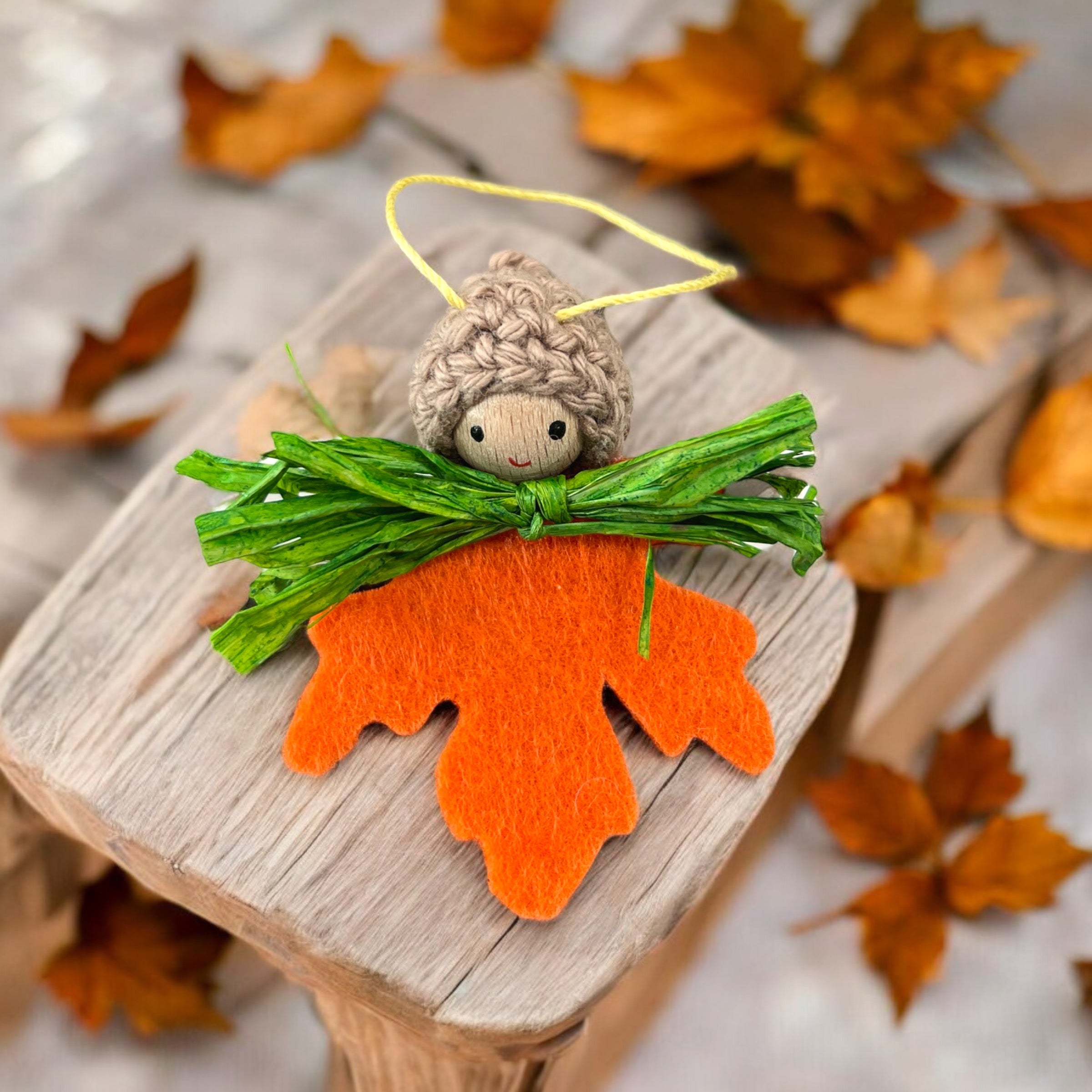 Handgemachtes Laubmanderl aus Filz, Holz und Naturmaterialien, ca. 6 cm hoch, mit gehäkeltem Hut und herbstlichem Filzblatt, perfekt als Herbstdekoration oder kleines Geschenk.