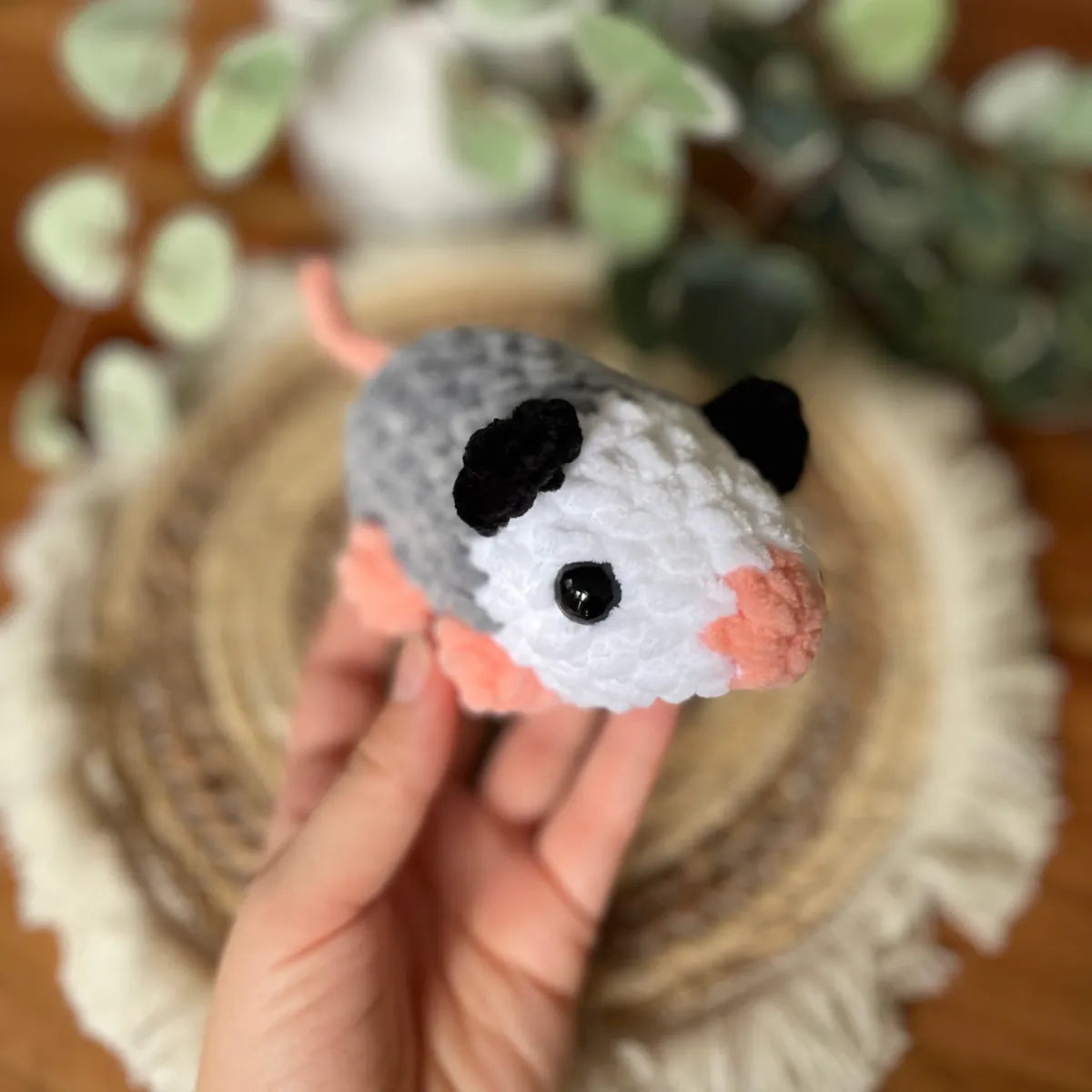 Amigurumi Opossum Kuscheltier handgehäkelt, ca. 13 × 13 cm, Handmade Geschenk von Loras Handicrafts aus Österreich