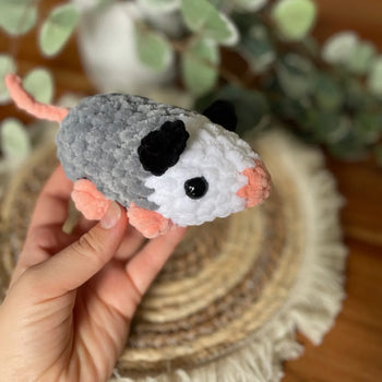 Amigurumi Opossum Kuscheltier handgehäkelt, ca. 13 × 13 cm, Handmade Geschenk von Loras Handicrafts aus Österreich