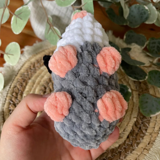 Amigurumi Opossum Kuscheltier handgehäkelt, ca. 13 × 13 cm, Handmade Geschenk von Loras Handicrafts aus Österreich
