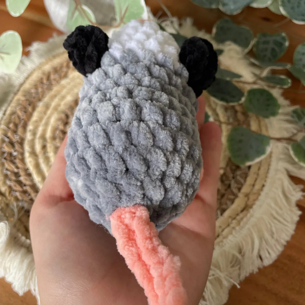 Amigurumi Opossum Kuscheltier handgehäkelt, ca. 13 × 13 cm, Handmade Geschenk von Loras Handicrafts aus Österreich