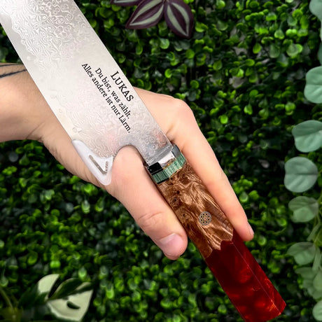 Akuma Damastmesser rot – VG10-Kern, 67 Lagen Damaststahl & persönliche Gravur von Dreizack Wien