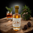 Ashburner’s Premium Gin Zirbe, dreifach destillierter Gin-Likör mit Zirbenzapfen, würzig und frisch, erhältlich in 100ml & 500ml.