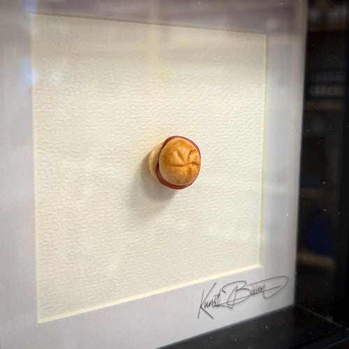 Leberkässemmerl – Miniaturkunst im 22×22 cm Rahmen, handgefertigt aus Polymer Clay & Harz von Kunstbissen / BFLY Frames, Wiener Klassiker als Kunstwerk