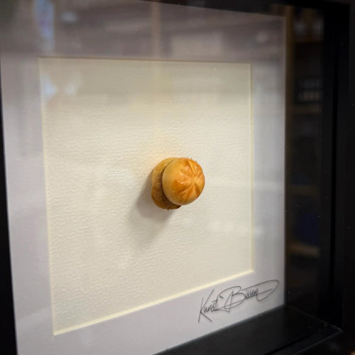 Schnitzelsemmerl – Miniaturkunst im 22×22 cm Rahmen, handgemacht aus Polymer Clay & Harz von Kunstbissen / BFLY Frames, Wiener Klassiker als Miniaturkunstwerk