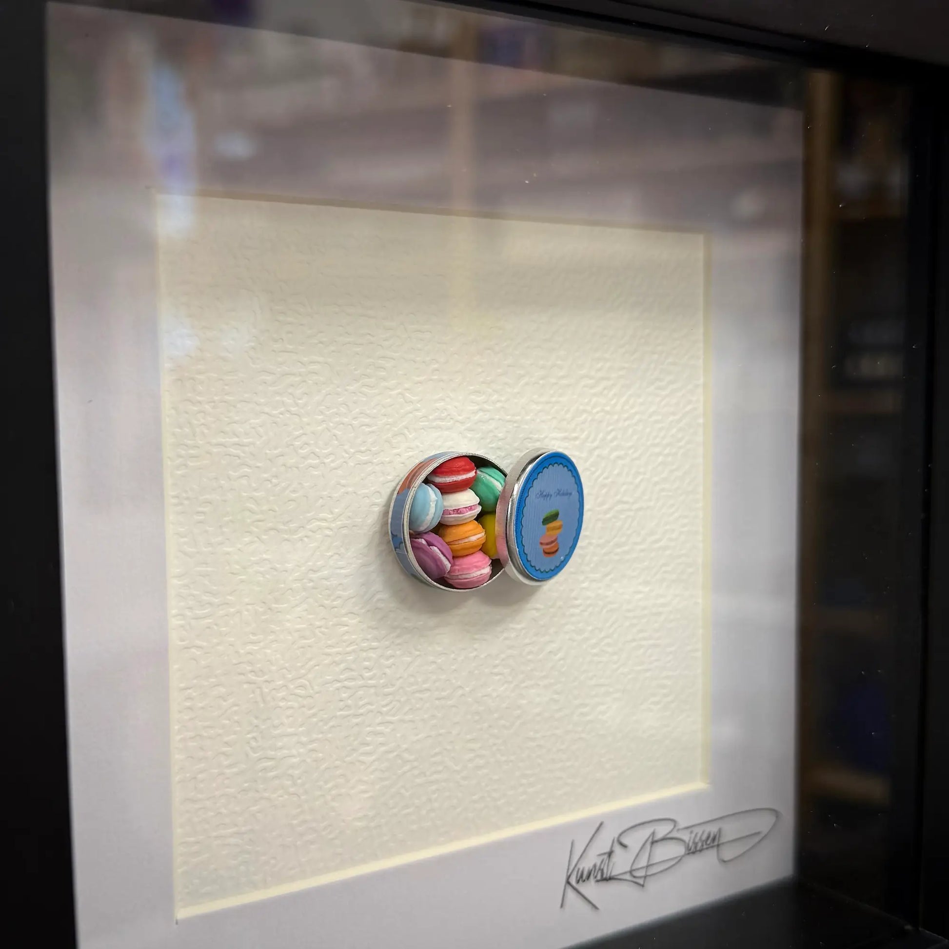 Döschen mit Macarons – Miniaturkunst im 22×22 cm Rahmen, handgemacht aus Polymer Clay & Harz von Kunstbissen / BFLY Frames, französische Miniatur-Patisserie
