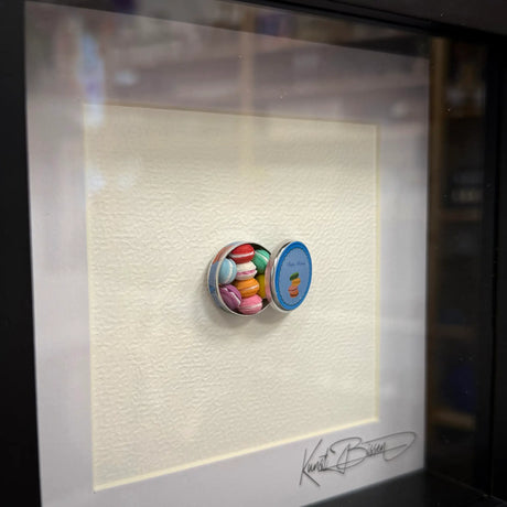 Döschen mit Macarons – Miniaturkunst im 22×22 cm Rahmen, handgemacht aus Polymer Clay & Harz von Kunstbissen / BFLY Frames, französische Miniatur-Patisserie