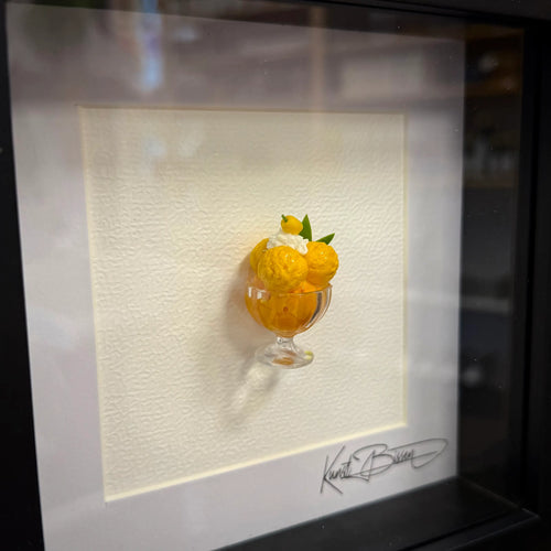 Orangen Sorbet – Miniaturkunst im 22×22 cm Rahmen, handgemacht aus Polymer Clay & Harz von Kunstbissen / BFLY Frames, realistisches Miniatur-Dessert