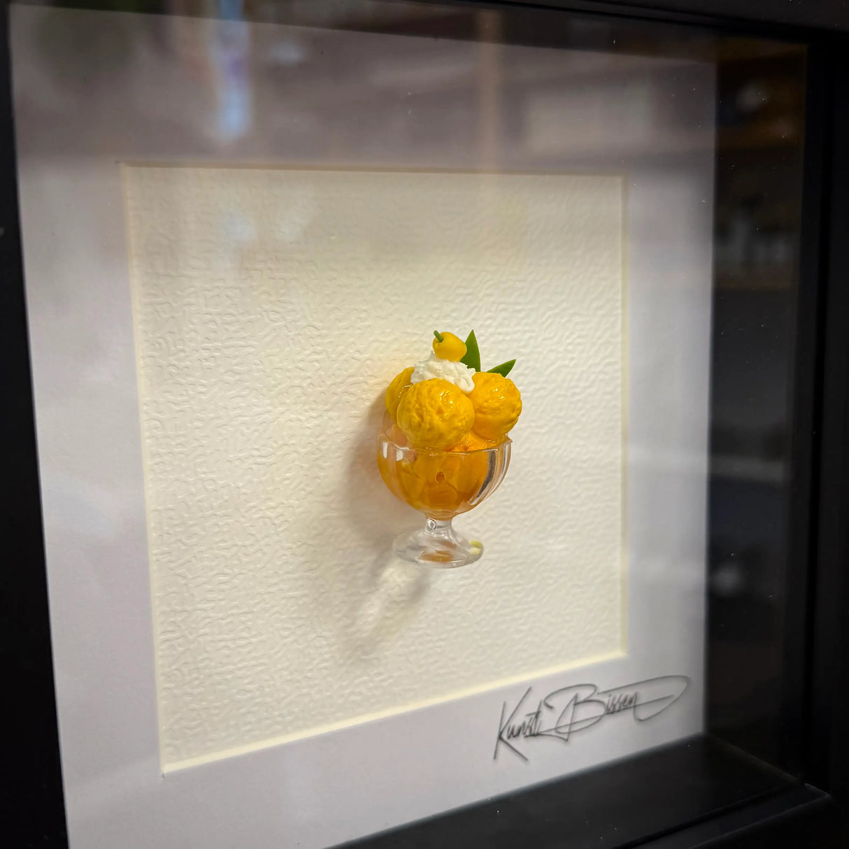 Orangen Sorbet – Miniaturkunst im 22×22 cm Rahmen, handgemacht aus Polymer Clay & Harz von Kunstbissen / BFLY Frames, realistisches Miniatur-Dessert