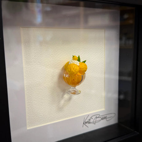 Orangen Sorbet – Miniaturkunst im 22×22 cm Rahmen, handgemacht aus Polymer Clay & Harz von Kunstbissen / BFLY Frames, realistisches Miniatur-Dessert