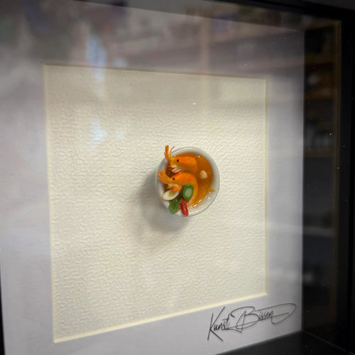 Shrimp Rahmen – Miniaturkunst im 22×22 cm Rahmen, handgemacht aus Polymer Clay & Harz von Kunstbissen / BFLY Frames, realistisches Garnelen-Kunstwerk