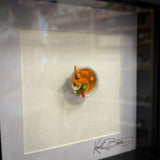 Shrimp Rahmen – Miniaturkunst im 22×22 cm Rahmen, handgemacht aus Polymer Clay & Harz von Kunstbissen / BFLY Frames, realistisches Garnelen-Kunstwerk