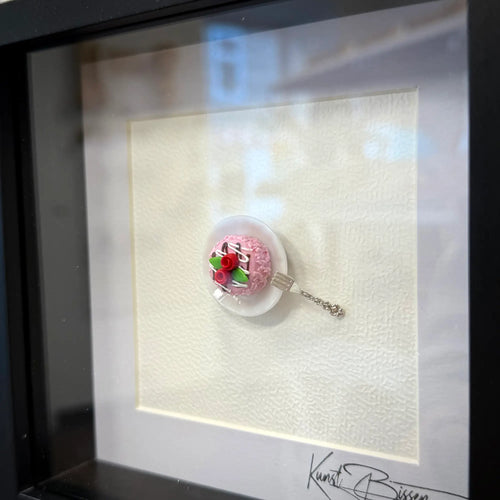Erdbeertorte mit Rosenverzierung – Miniaturkunst im 22×22 cm Rahmen, handgemacht aus Polymer Clay & Harz von Kunstbissen / BFLY Frames