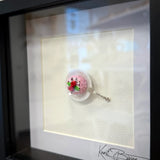 Erdbeertorte mit Rosenverzierung – Miniaturkunst im 22×22 cm Rahmen, handgemacht aus Polymer Clay & Harz von Kunstbissen / BFLY Frames