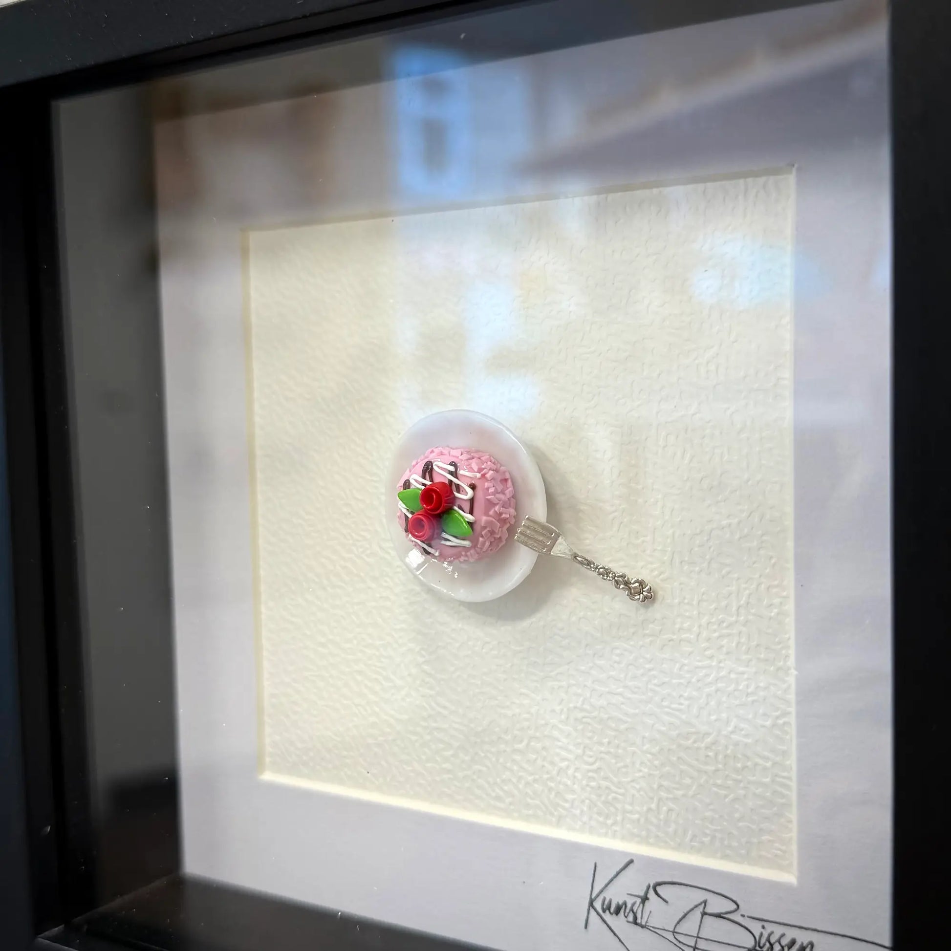 Erdbeertorte mit Rosenverzierung – Miniaturkunst im 22×22 cm Rahmen, handgemacht aus Polymer Clay & Harz von Kunstbissen / BFLY Frames