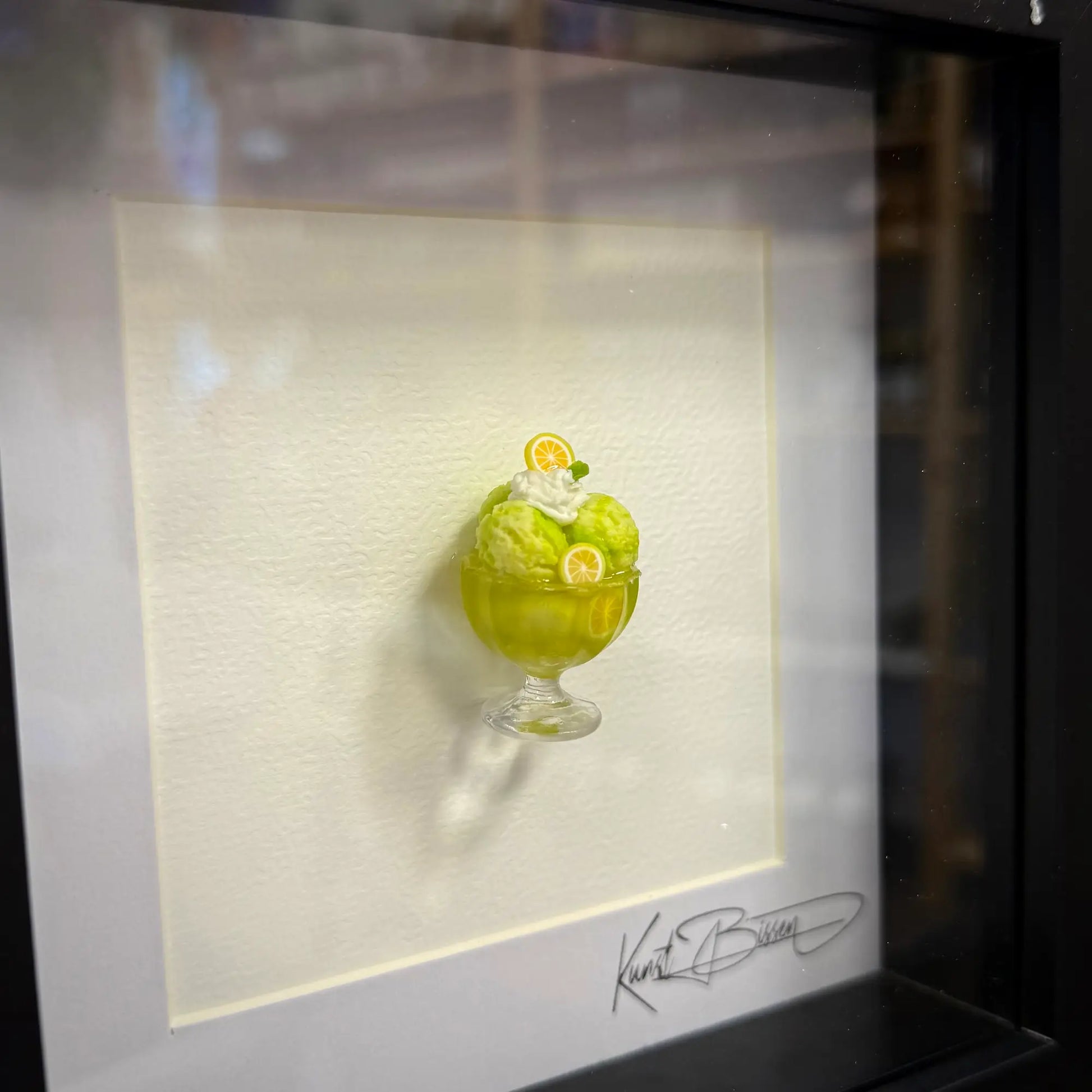 Zitronen Sorbet – Miniaturkunst im 22×22 cm Rahmen, handgemacht aus Polymer Clay & Harz von Kunstbissen / BFLY Frames, realistisches Miniaturdessert