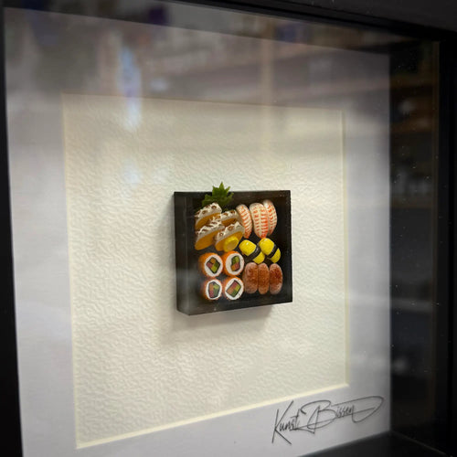 Sushi & Sashimi Set – Miniaturkunst im 22×22 cm Rahmen, handgemacht aus Polymer Clay & Harz von Kunstbissen / BFLY Frames, realistisches Sushi-Kunstwerk