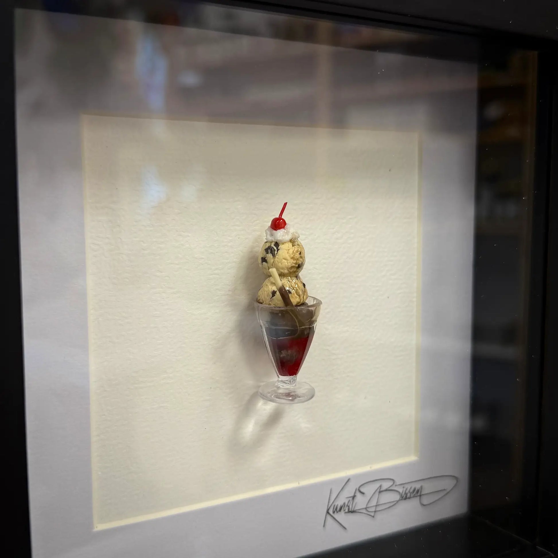 Vanille-Schoko Eisbecher mit Kirsche – Miniaturkunst im 22×22 cm Rahmen, handgemacht aus Polymer Clay & Harz von Kunstbissen / BFLY Frames, realistisches Miniaturdessert